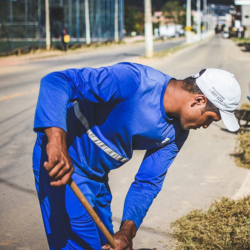 Equipe realiza limpeza e manutenção de canteiros urbanos