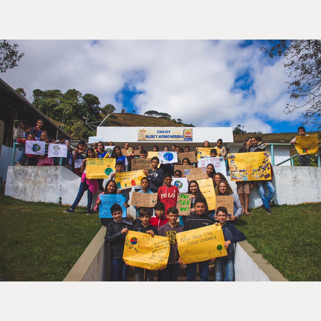 Escola Valdecy Afonso Moreira realiza passeata de estudantes no Dia Internacional do Meio Ambiente