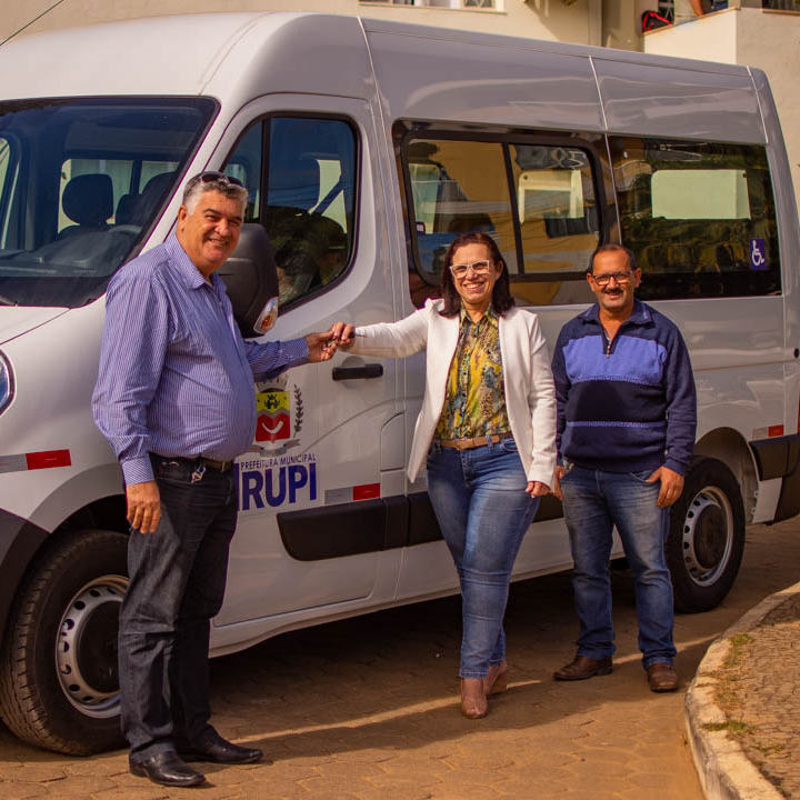 Prefeitura de Irupi entrega veículo adaptado ao transporte de portadores de necessidades especiais