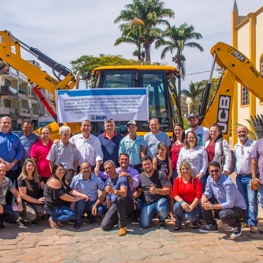 Prefeitura de Irupi recebe máquina retroescavadeira, do secretário de estado Marcus Vicente