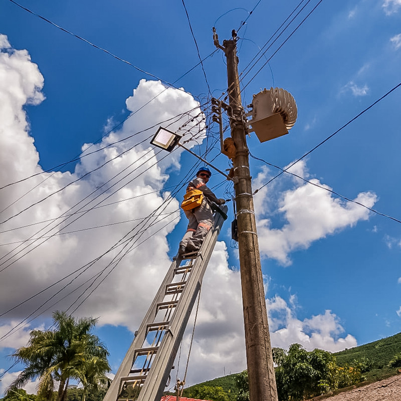 Prefeitura de Irupi realiza troca de lâmpadas comuns por lâmpadas de LED em São José de Irupi.