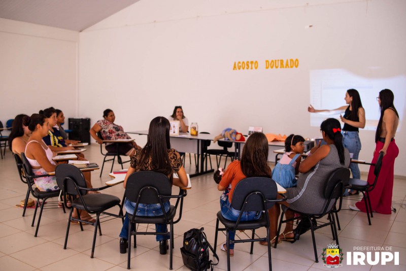 Secretaria Municipal de Assistência Social, realiza roda de conversa para destacar a importância do Agosto Dourado