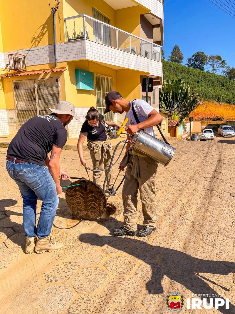 Equipe de vigilância ambiental realiza aplicação de inseticida nos bueiros da cidade