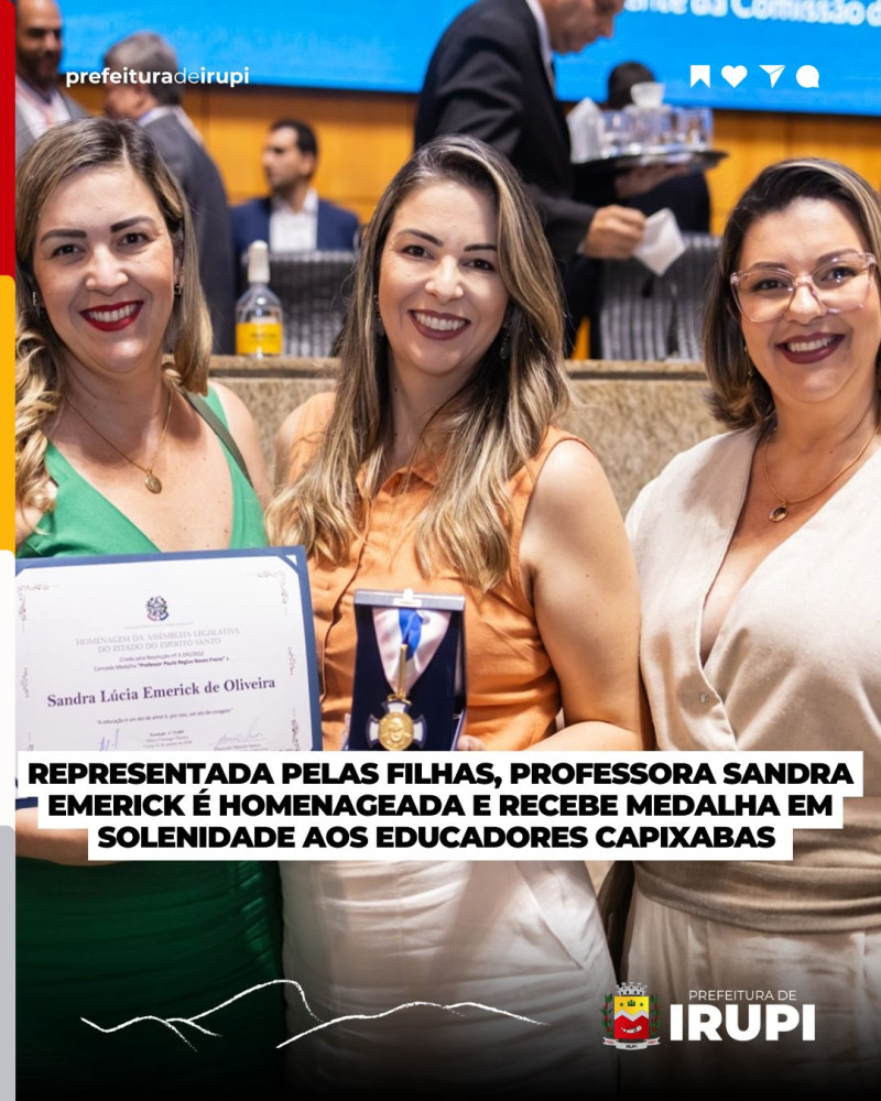 Repreentadas pelas filhas, Sandra Emerick recebe medalha em solenidade aos educadores capixabas